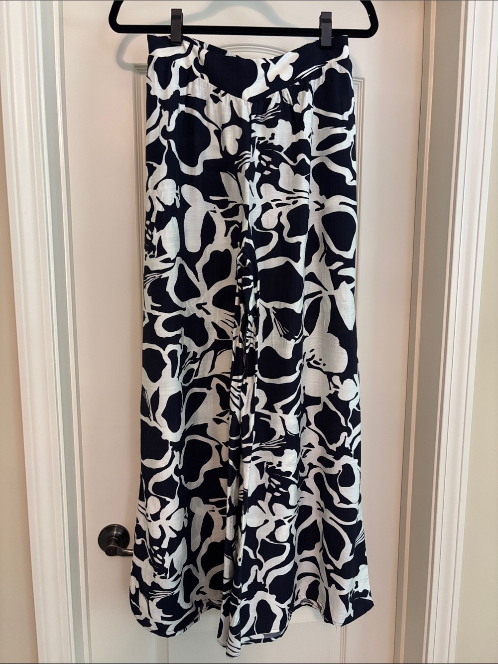 eesome Black and White Printed Maxi Skirt